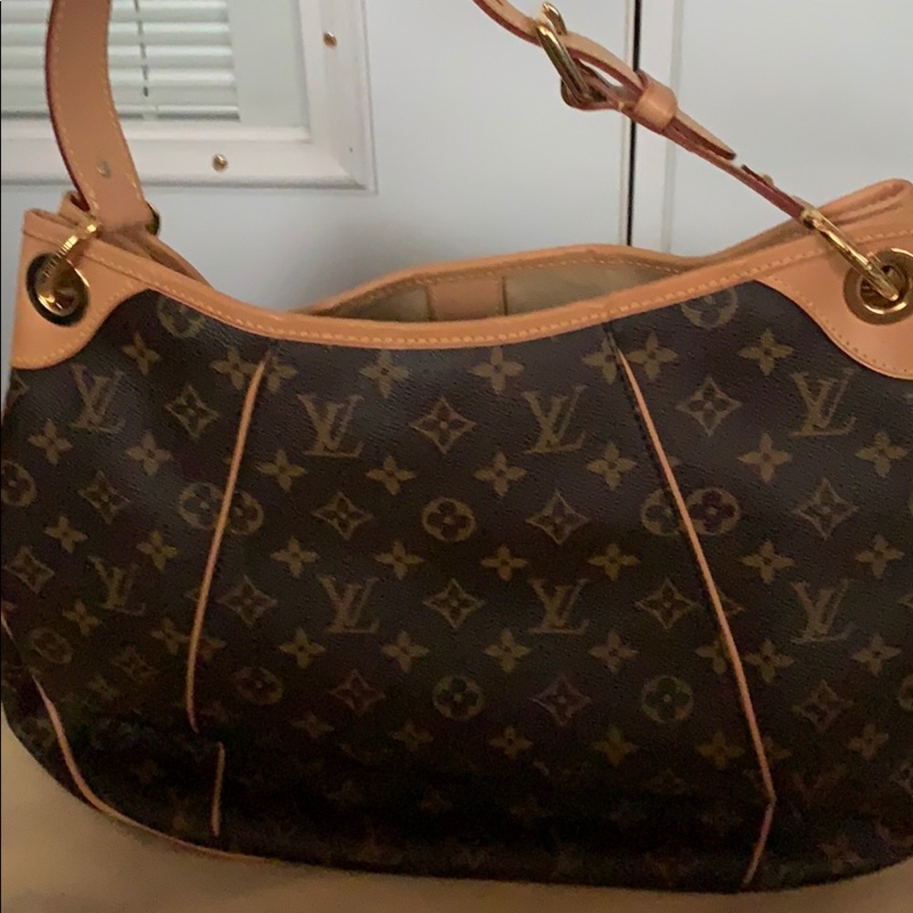 Louis Vuitton - Picture 3 of 10